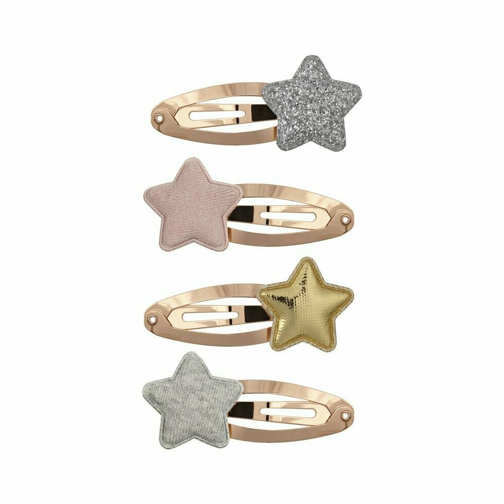 Schießen Sie nach den Sternen mit diesen süßen und schrulligen Stoffstern-Klick-Klacks! Die süßesten kleinen gepolsterten Stoffsterne in silbernem Glitzer, Goldmetallic und rosa und grauem Jersey sind an einem hübschen roségoldenen Clic-Clac befestigt, um eine einzigartige und besondere Haarspange zu erhalten. Von Eltern erprobt und getestet, fallen diese Clips nicht heraus und sorgen dafür, dass die Haare den ganzen Tag zurückgeschnitten bleiben. 4 in einer Packung