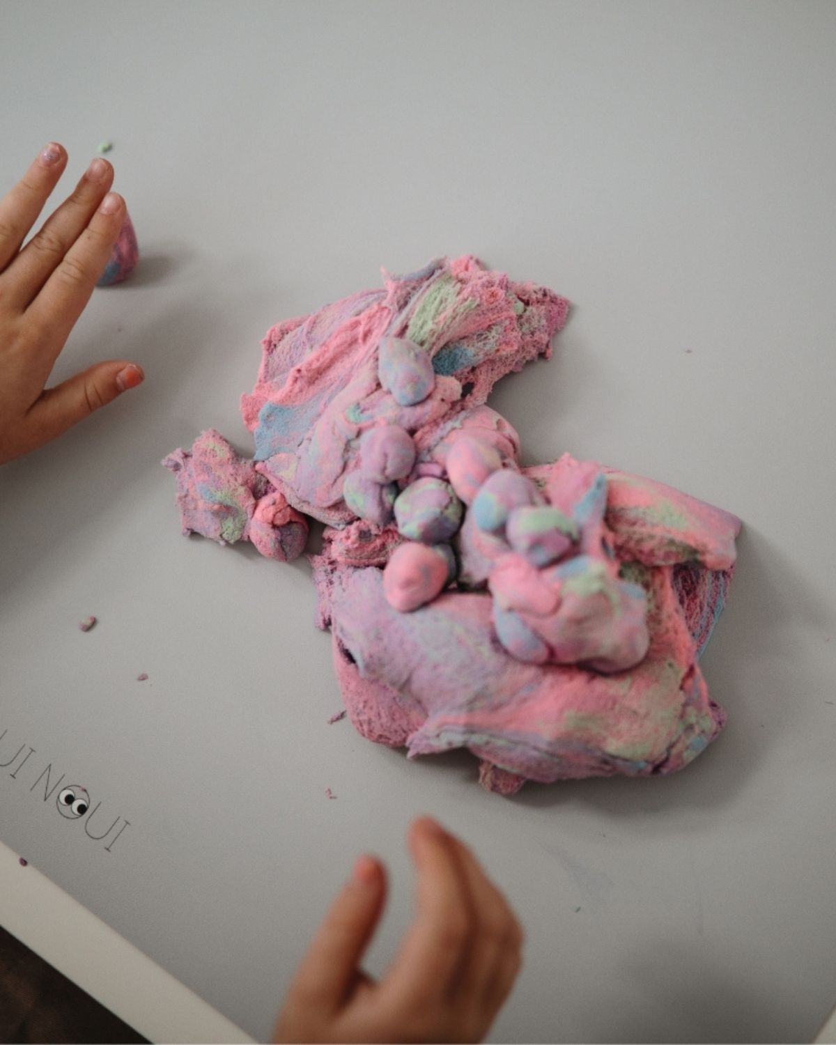 Babylux_tischset_noui_noui_placemats_baby_kinder_essen_tisch_richterswil_grey_powder_grau