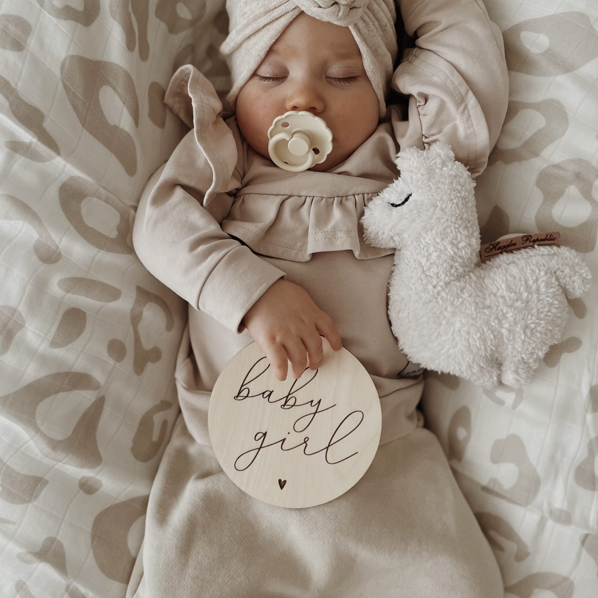 Baby_girl_Maedchen_Babylux_Richterswil_Schweiz_baby_Oh_baby_Holz_Welcome_Newborn_Deco_Meilenstein_