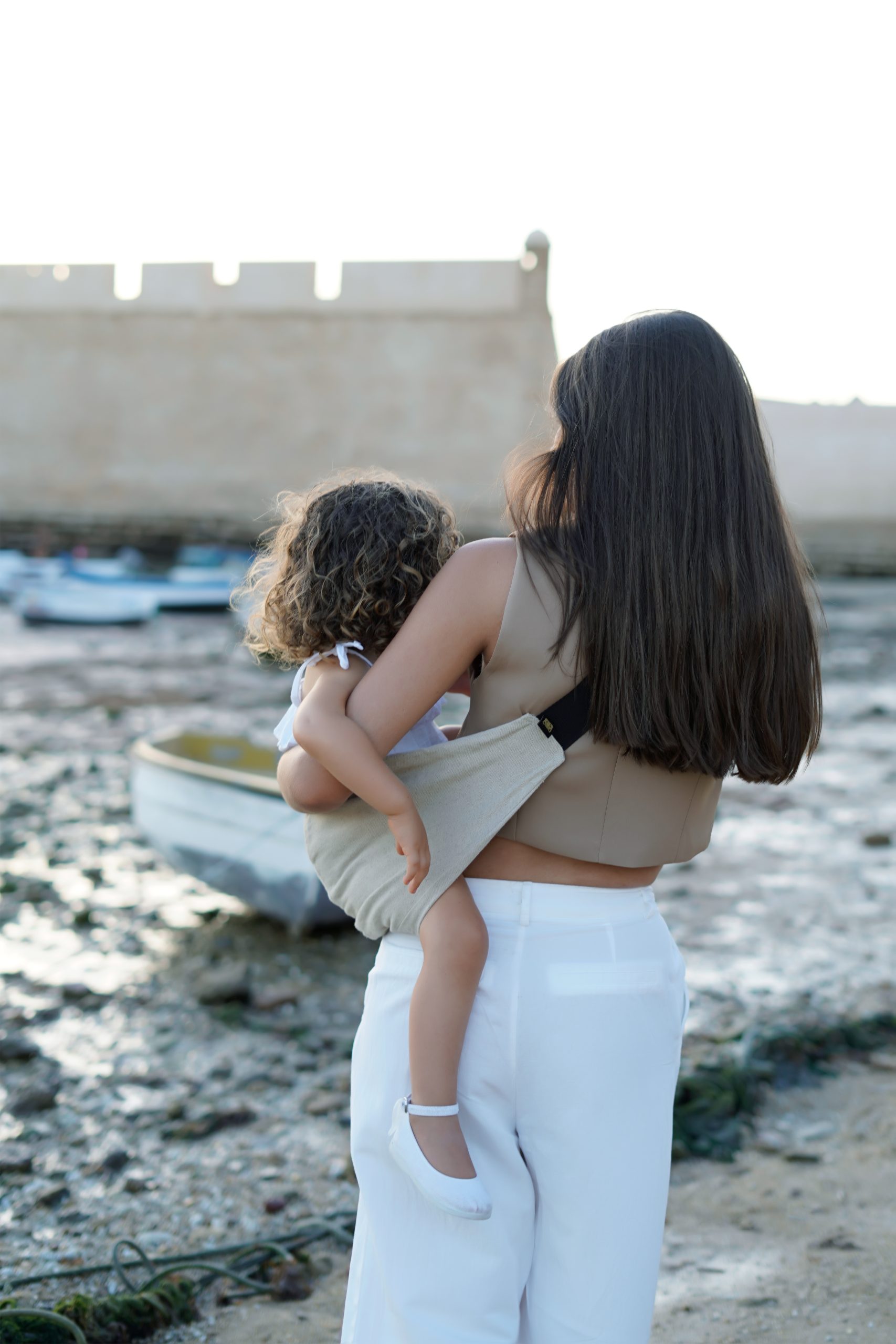 Sand-linen_Babylux_Schweiz_wildride_Kindertrage_Kleinkindtrage_