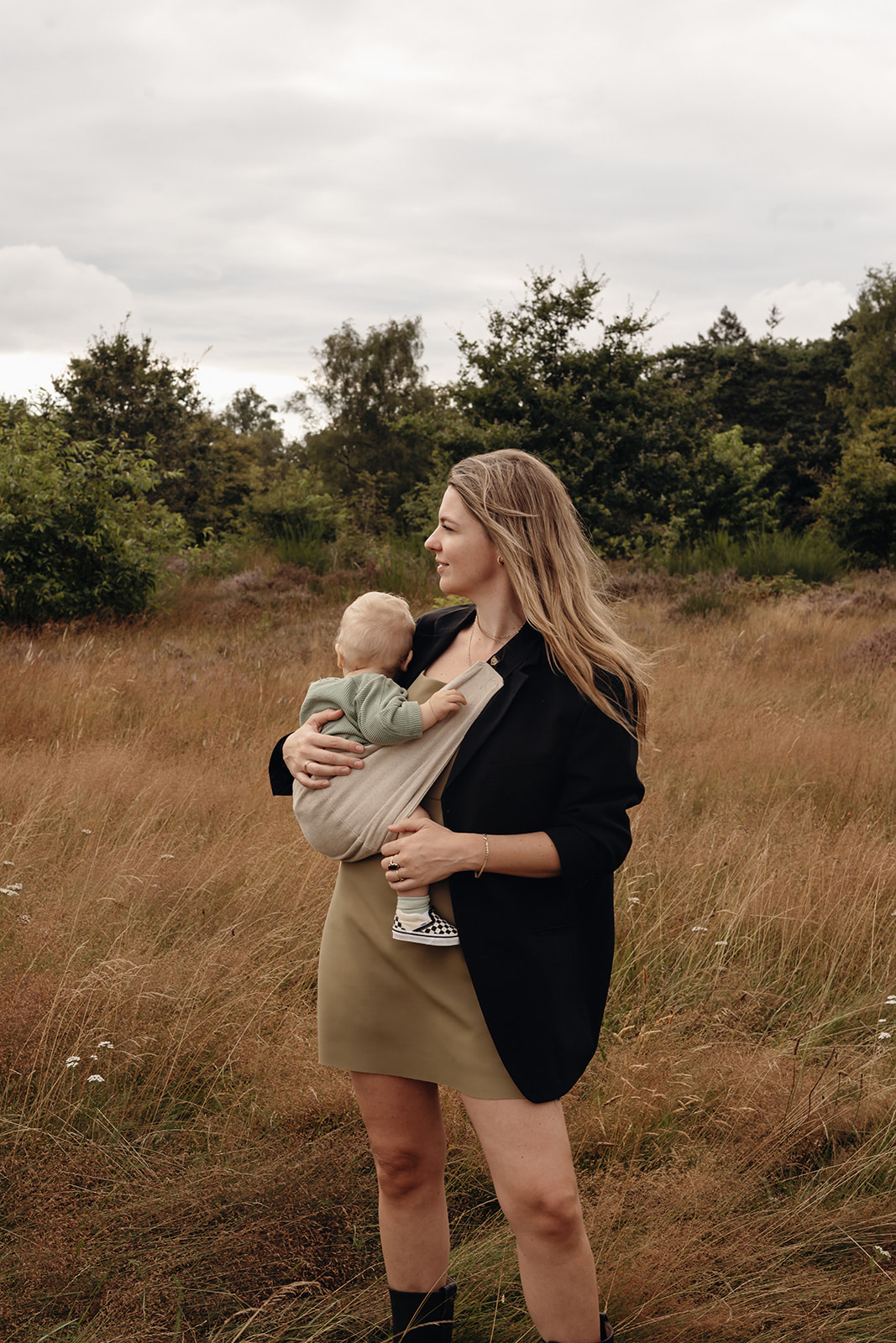 Sand-linen_Babylux_Schweiz_wildride_Kindertrage_Kleinkindtrage_