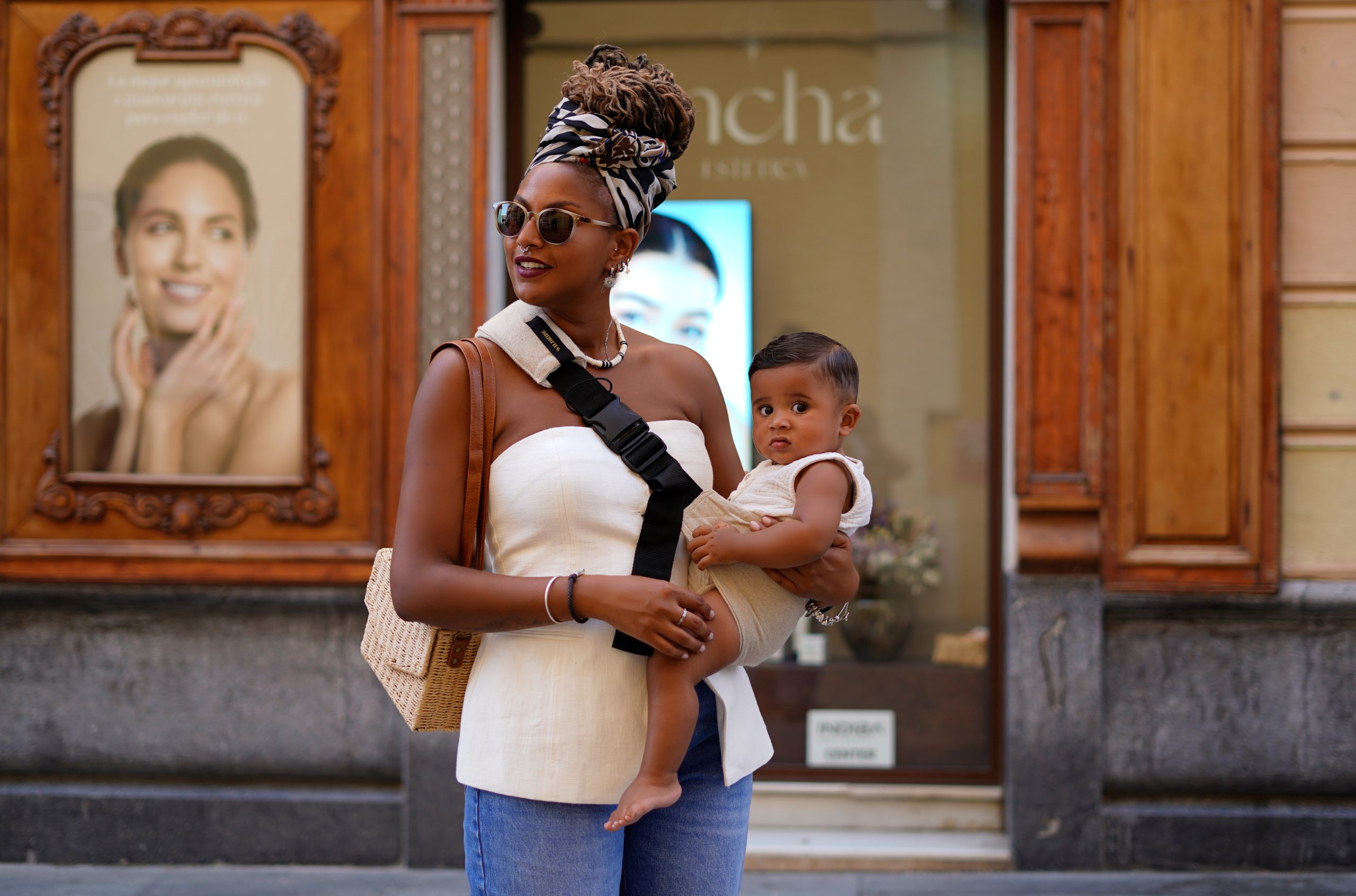 Sand-linen_Babylux_Schweiz_wildride_Kindertrage_Kleinkindtrage_