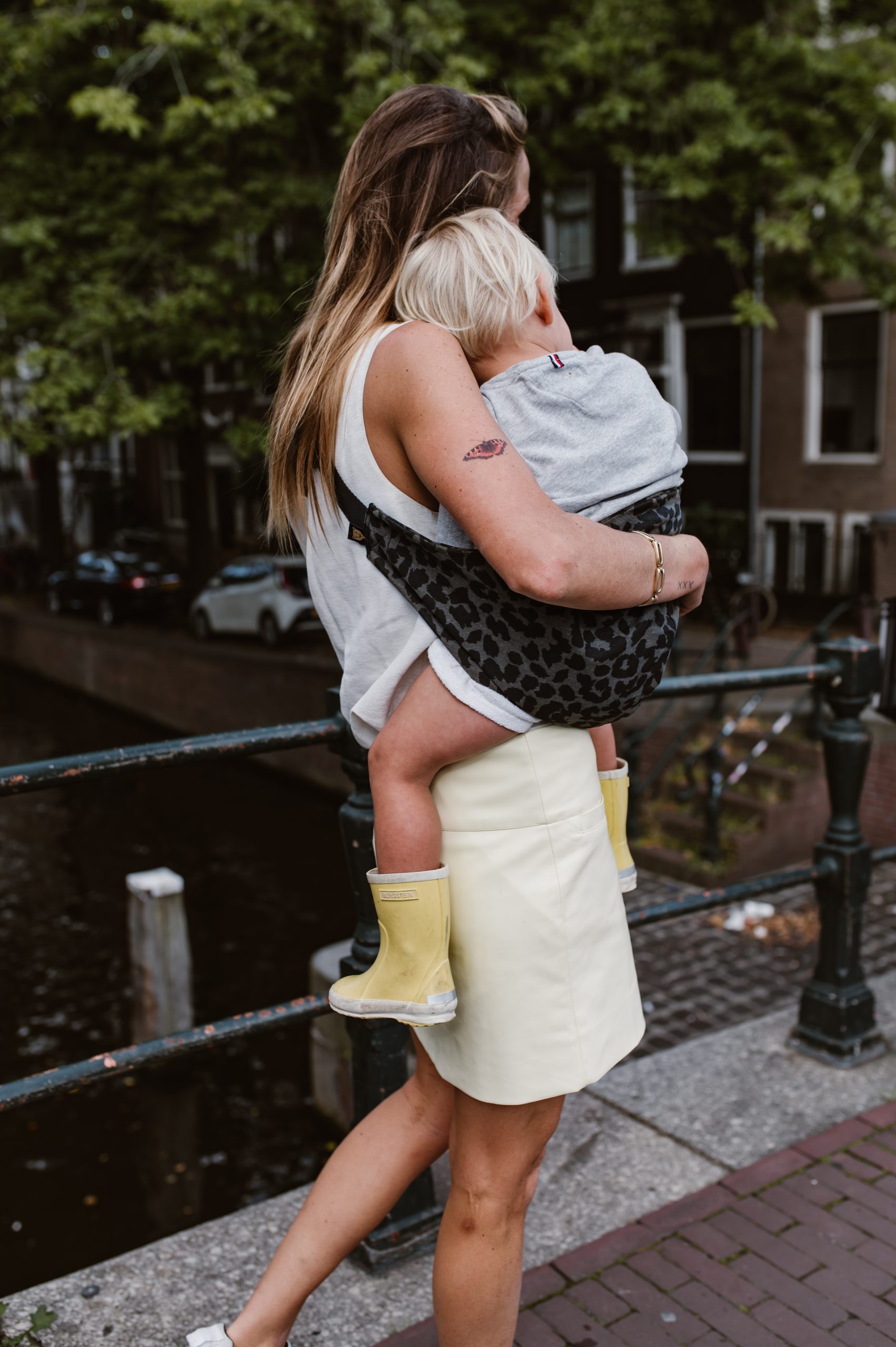 leo_grey_grau_Babylux_Schweiz_wildride_Kindertrage_Kleinkindtrage_Richterswil